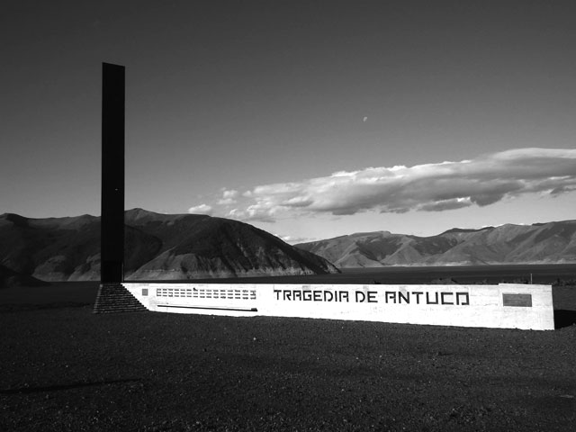 ANGELINO.CL - FotoNoticia: Directiva de Agrupaciテウn de Familiares de las Vテュctimas de Tragedia de Antuco esperan que abandono del Memorial Oficial no se repita en aテアos venideros
