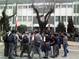 ANGELINO.CL - Alumnos protestan en las afueras de la comisaría de Los Ángeles