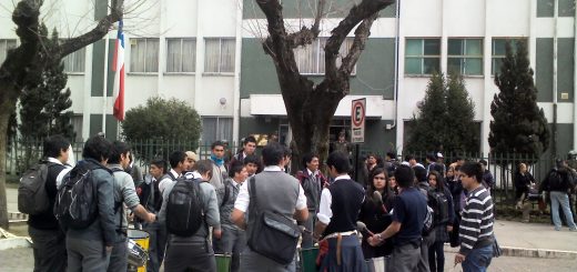 ANGELINO.CL - Alumnos protestan en las afueras de la comisaría de Los Ángeles