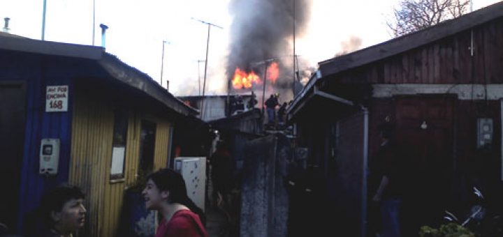 Los Ángeles - Incendio consume 2 casas en población Paillihue, deja 8 damnificados y un bombero lesionado (vía Angelino.cl)