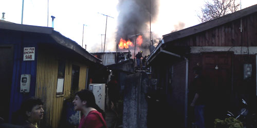 Los Ángeles - Incendio consume 2 casas en población Paillihue, deja 8 damnificados y un bombero lesionado (vía Angelino.cl)