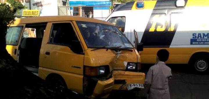 Los Ángeles - Furgón escolar con dos menores en su interior se vio involucrado en accidente