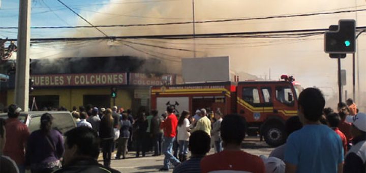Angelino.cl - Incendio en el centro de Los Ángeles, pérdidas millonarias en local de venta de muebles y colchones