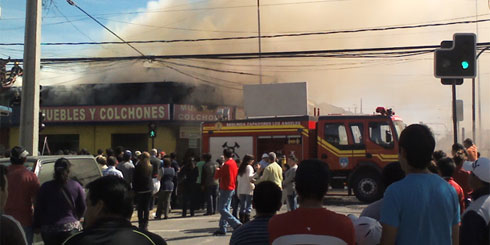 Angelino.cl - Incendio en el centro de Los Ángeles, pérdidas millonarias en local de venta de muebles y colchones