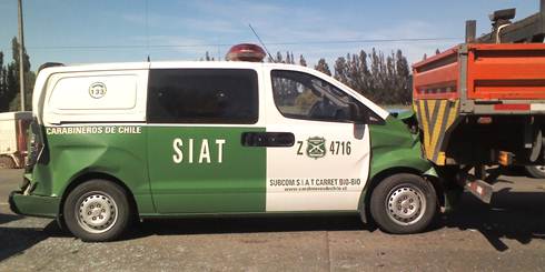Furgón policial de la Sección de Investigación de Accidentes de Tránsito (SIAT) de Bío-Bío se vio involucrado en triple colisión