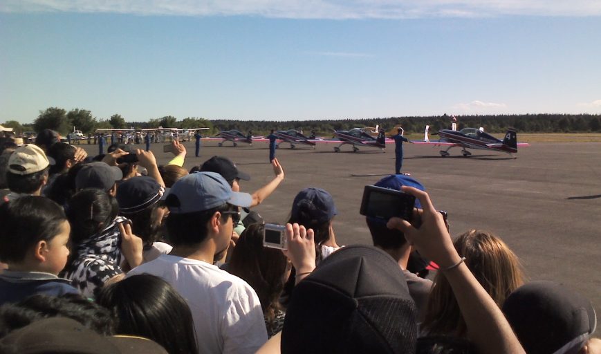 ANGELINO.CL - Miles de personas disfrutaron de la presentación de los Halcones de la FACH en Los Ángeles