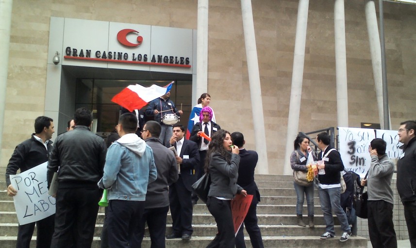 Trabajadores en huelga de Gran Casino Los Ángeles protestan en las afueras 