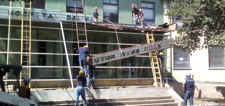 En una sencilla ceremonia que incluyó sacar el marco nominativo del centro asistencial comenzó la demolición del hospital