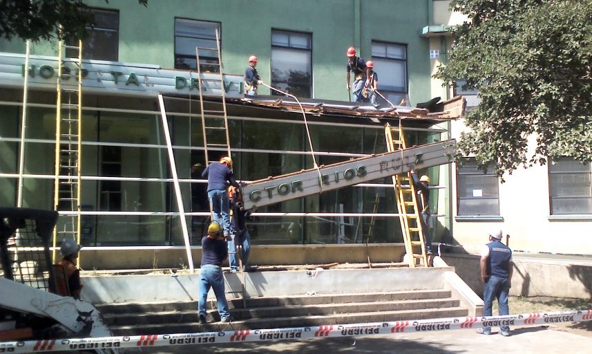 En una sencilla ceremonia que incluyó sacar el marco nominativo del centro asistencial comenzó la demolición del hospital