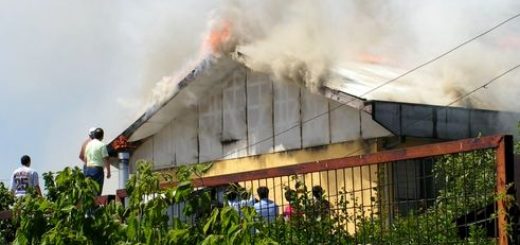 Dos bomberos lesionados, liceo con daños y casa habitación completamente destruida en sector Camilo Henríquez de Los Ángeles