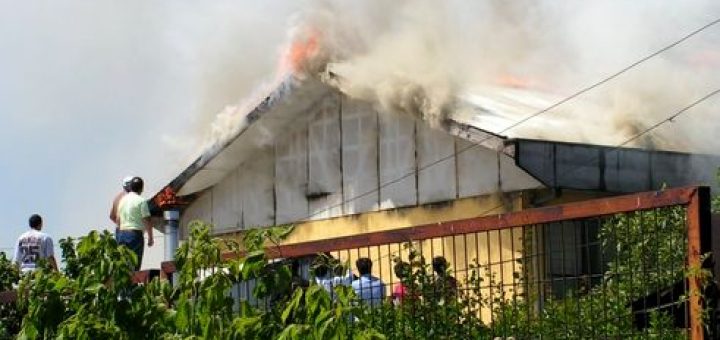 Dos bomberos lesionados, liceo con daños y casa habitación completamente destruida en sector Camilo Henríquez de Los Ángeles