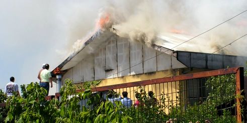 Dos bomberos lesionados, liceo con daños y casa habitación completamente destruida en sector Camilo Henríquez de Los Ángeles