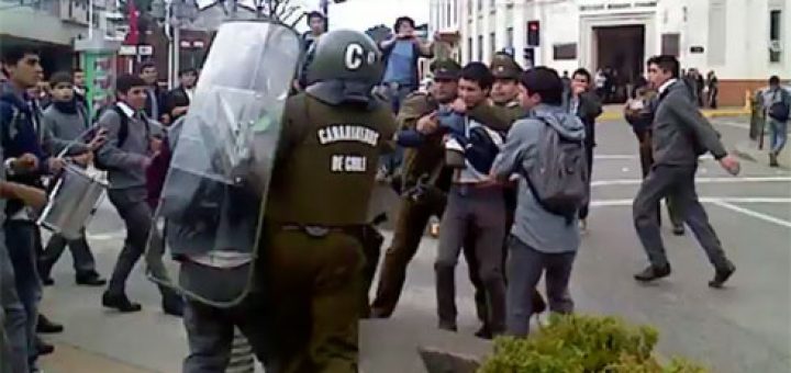 Protesta en la cual 13 dirigentes estudiantiles son detenidos por Carabineros en Plaza de Armas de Los Ángeles