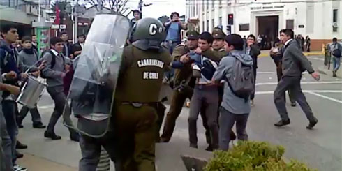 Protesta en la cual 13 dirigentes estudiantiles son detenidos por Carabineros en Plaza de Armas de Los Ángeles