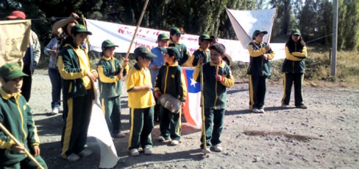 Los Ángeles; Alumnos y apoderados de Escuela La Mancha cortaron camino y protestan por cierre del establecimiento