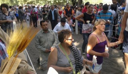 Devotos pagan manda frente al santo