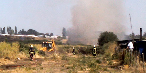 Bomberos combate peligroso incendio de matorrales en sector oriente de Los Ángeles