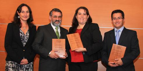 La Directora Académica de Santo Tomás Los Ángeles, entregando una distinción a los docentes que lograron una destacada evaluación docente en el 2011, David Rozas Osben, Alejandra Salgado Poblete y Fidel Baeza Ceballos. 