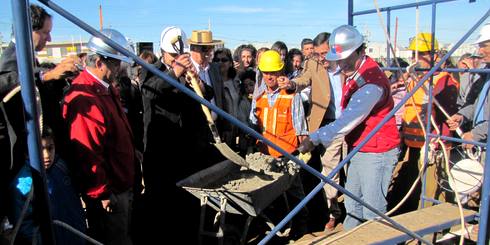 Junto a las familias beneficiadas se realizó la postura de la primera piedra para la construcción de las 450 viviendas del programa 80/20 damnificados, del Fondo Solidario de Vivienda (FSV) del MINVU