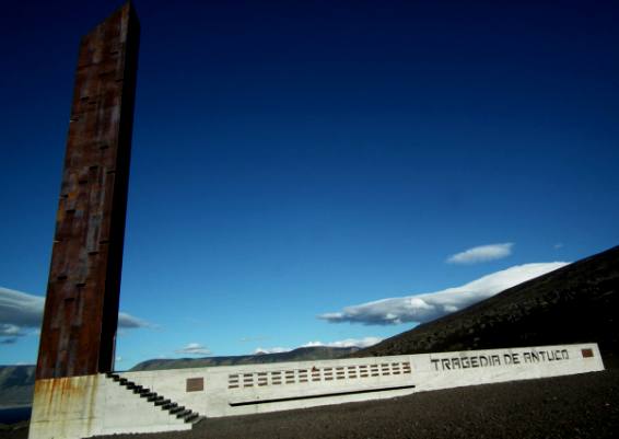 Simbólica y costosa obra memorial permanece ajena a la conmemoración de un nuevo aniversario de la tragedia