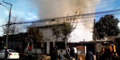 Incendio afectó durante esta jornada a dos inmuebles de calle Freire en Los Ángeles