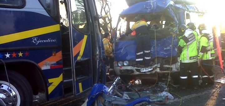 Colisión frontal de buses en Santa Fe deja más de 20 heridos, el más grave, con amputación de ambas piernas