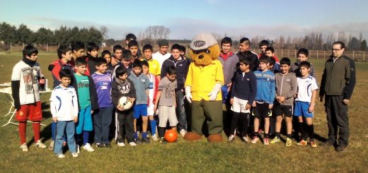 Forestín realizó una importante entrega de árboles nativos a niños de escuela de fútbol