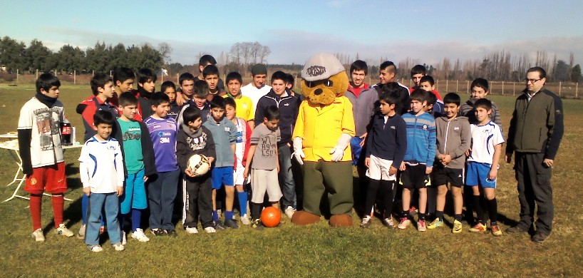 Forestín realizó una importante entrega de árboles nativos a niños de escuela de fútbol