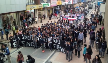 Una alegre marcha de cientos de estudiantes recorrió las calles céntricas de Los Ángeles