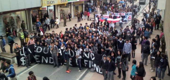 Una alegre marcha de cientos de estudiantes recorrió las calles céntricas de Los Ángeles