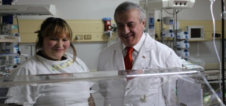 En el hospital angelino ministro Mañalich comprometió ayuda social a madre de trillizos