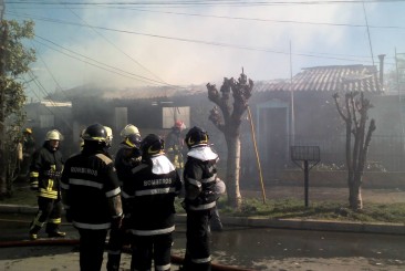 Los Ángeles; Dos casas completamente destruidas dejo violento incendio en Las Primulas con Orompello en Población O'Higgins