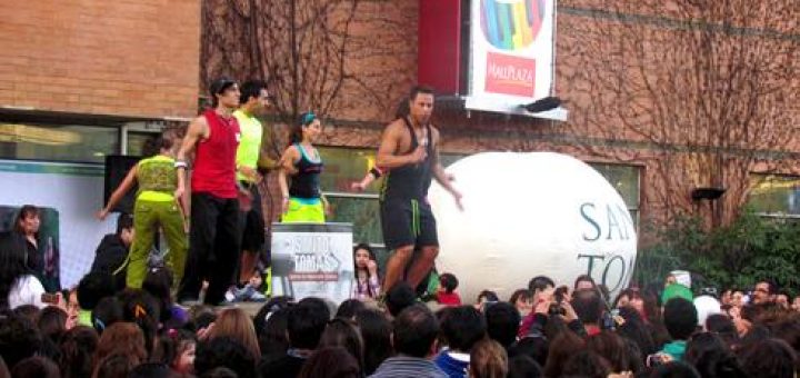 Angelinos bailaron Zumba al ritmo de Rodrigo Díaz