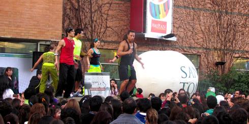 Angelinos bailaron Zumba al ritmo de Rodrigo Díaz