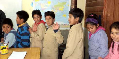 Los niños pertenecen a la Escuela Cauñicu ubicada a 30 kilómetros de Ralco, por la ribera del río Queuco