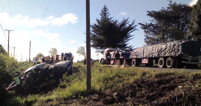 Una victima fatal en colisión entre camioneta y camión de carga en camino Santa Fe