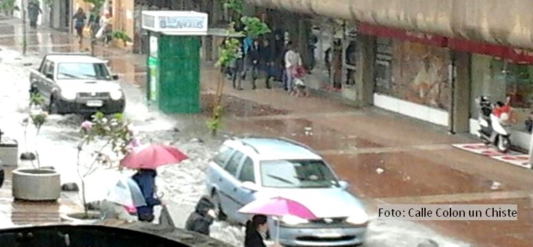 En un verdadero río se transformó la calle Colón y las obras de colectores fueron inútiles, obligando al cierre de kioskos 