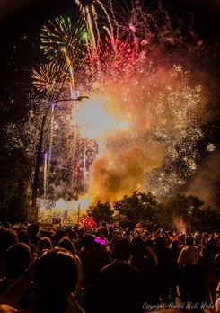 Show artístico y pirotécnico en laguna Esmeralda dio bienvenida al nuevo año en Los Ángeles