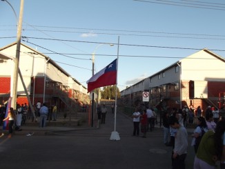 El acto se efectuó con la bandera a media asta, producto de realizarse el 2do día de duelo nacional por la muerte del embajador Adolfo Zaldivar