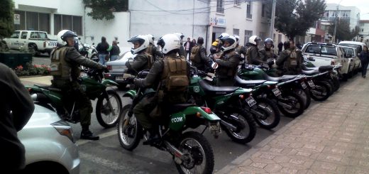 Manifestación de pocos comerciantes ambulantes en municipio movilizó masivo operativo de carabineros