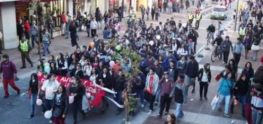 Menos masiva de lo esperado fue marcha estudiantil en Los Ángeles