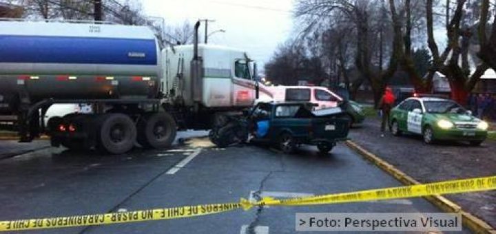 Violento accidente entre camioneta y camión distribuidor de combustible cuesta la vida a conductor. Foto: Perspectiva Visual