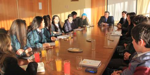 Alumnos de la comuna realizan peticiones en municipio angelino