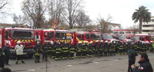 Gobierno Regional entrega carros y equipamiento a bomberos de la zona