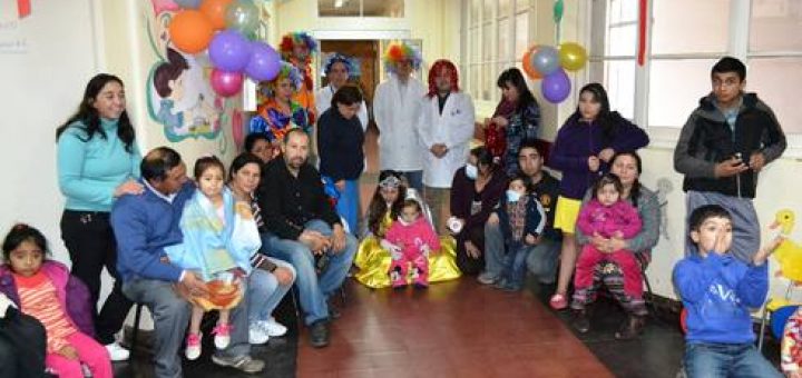 Médicos de pediatría del Centro Asistencial angelino celebraron el Día del Niño a lo “Patch Adams”