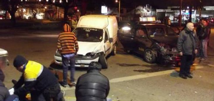 Tres personas lesionadas deja colisión de furgoneta con colectivo