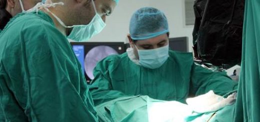 Urólogos implementan nueva técnica de intervenciones quirúrgicas en Complejo Asistencial
