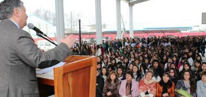 comunidad educativa el Liceo Técnico Juanita Fernández Solar celebró su 50 aniversario