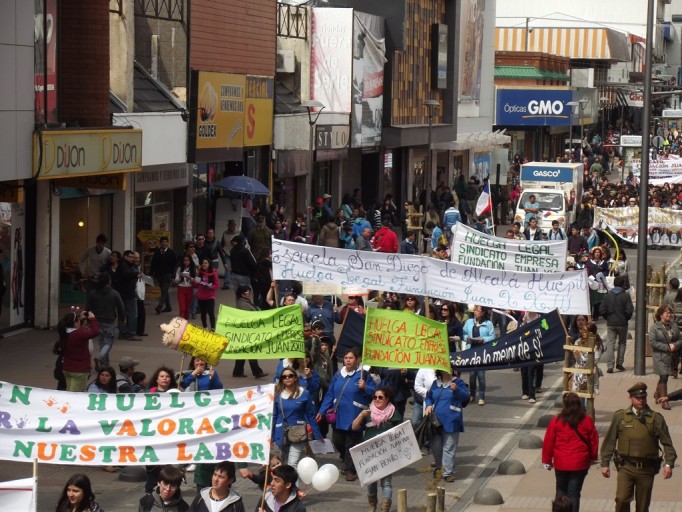 Masiva Marcha y miles de alumnos sin clases marcan huelga de Fundación Juan XXIII e Integra