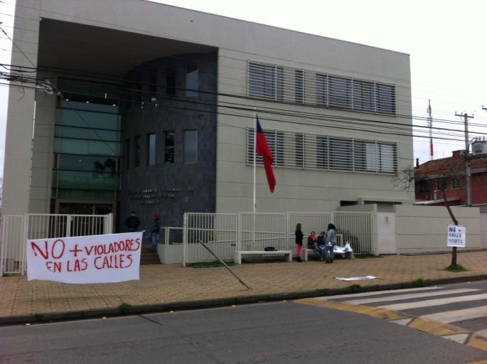 Acusado de violar a su hija y embarazarla se fugó para evitar juicio, no estaba en prisión preventiva